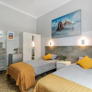 https://urban-rooms-san-roque.in-canary-islands.com